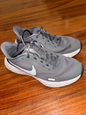 Nike Youth Kids Grey Athletic Sneakers with White Swoosh Size 3.5Y